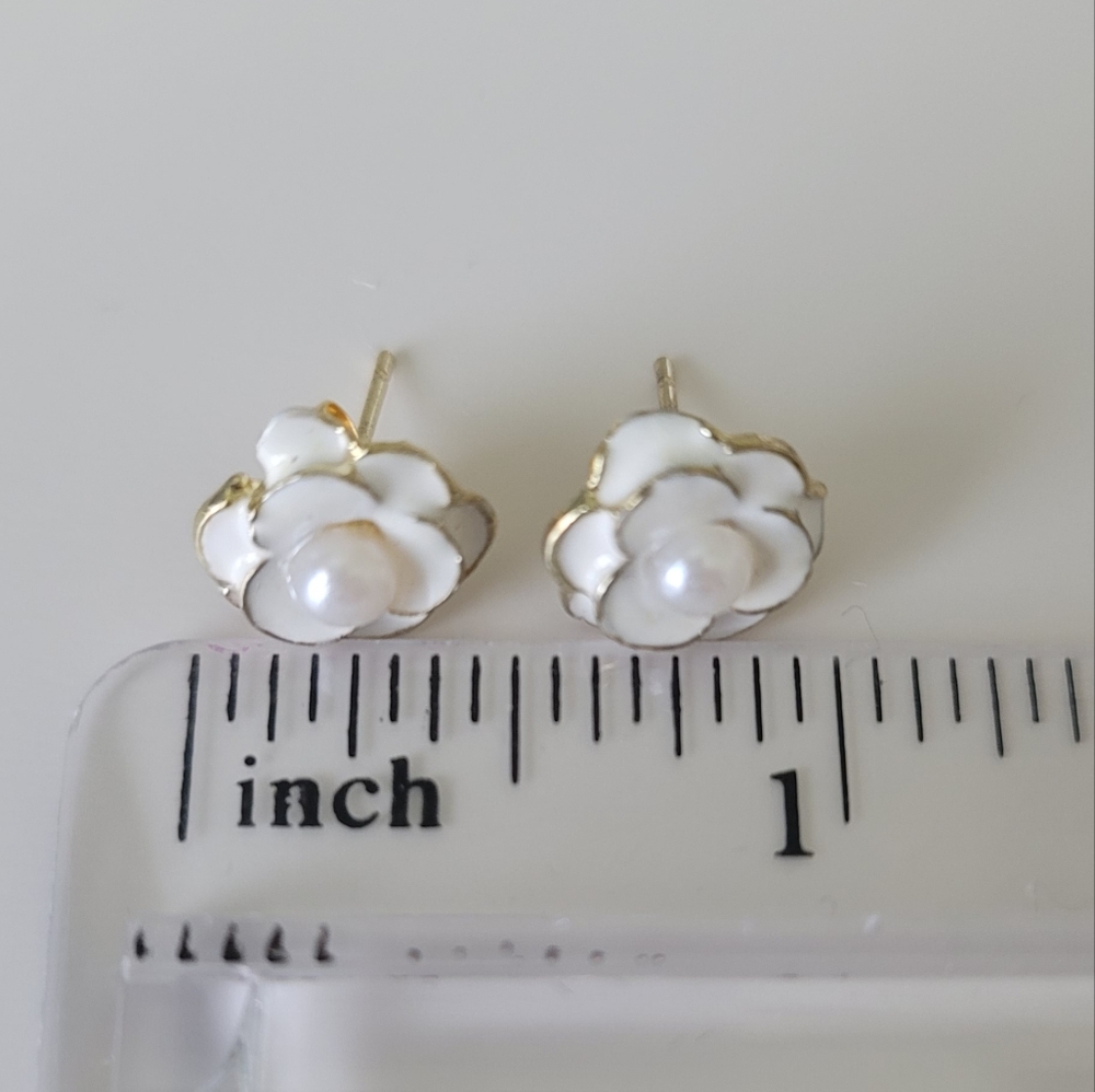 Elegant White Rose Flower Pearl Stud Earrings - Picture 4 of 4